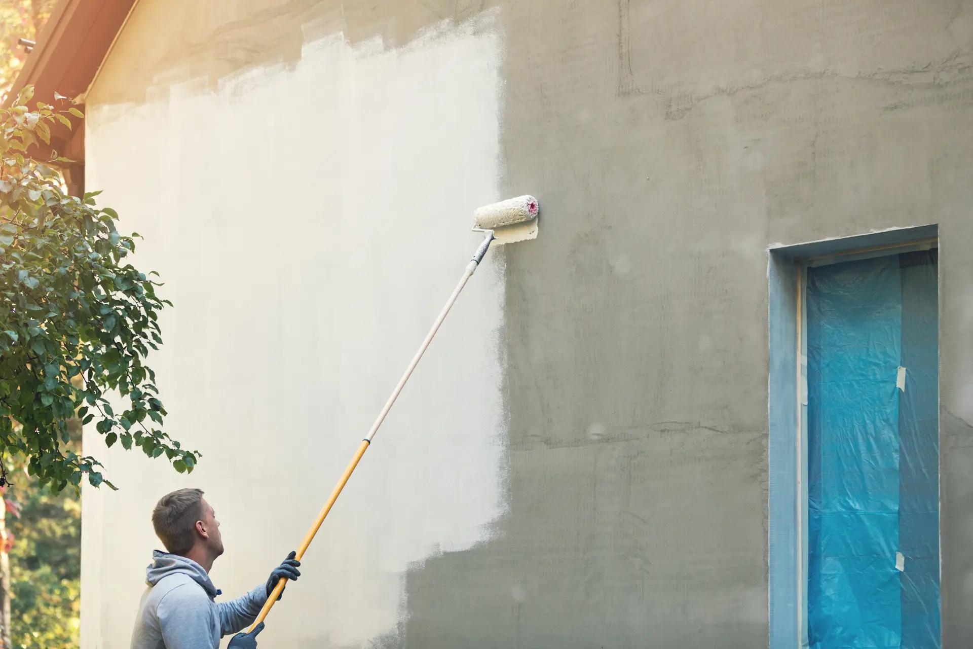 Pintor trabajando en una fachada en Manresa